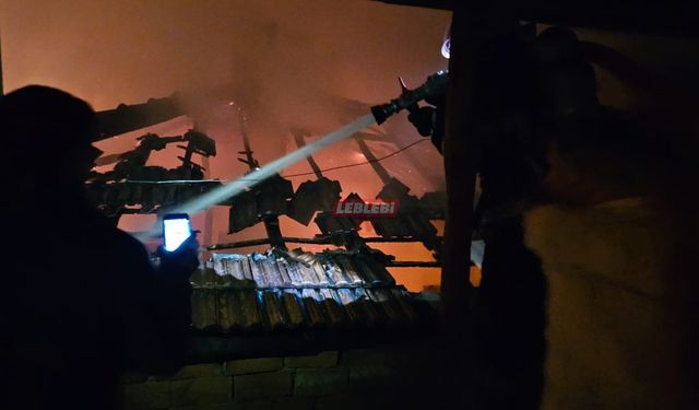 Evin Çatısında Çıkan Yangın Hasara Neden Oldu