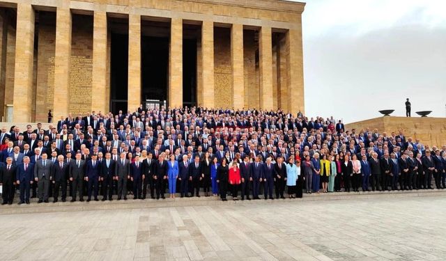 CHP’li Belediye Başkanları Çalıştay Öncesi Anıtkabir’de Ata’nın Huzuruna Çıktı
