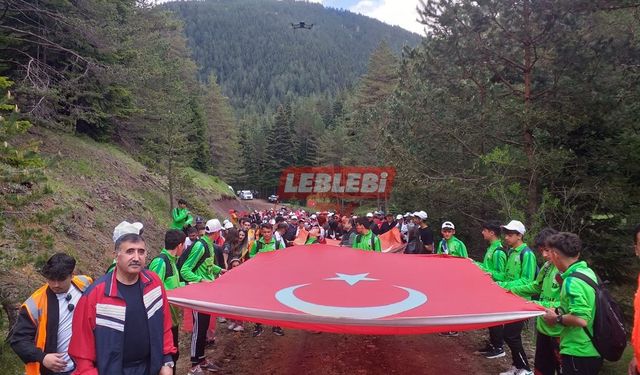 300 Kişi, 60 Metrelik Türk Bayrağı İle Ormanda "Gençlik Yürüyüşü" Yaptı