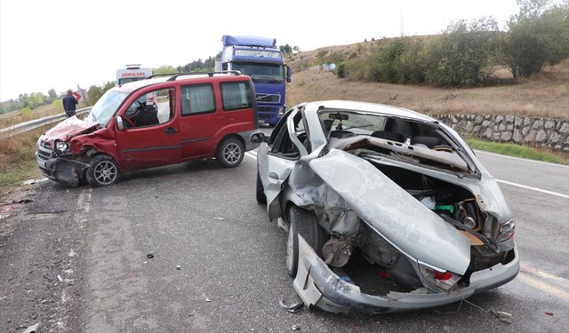 Hafif ticari araçla otomobilin çarpıştığı kazada 4 kişi yaralandı