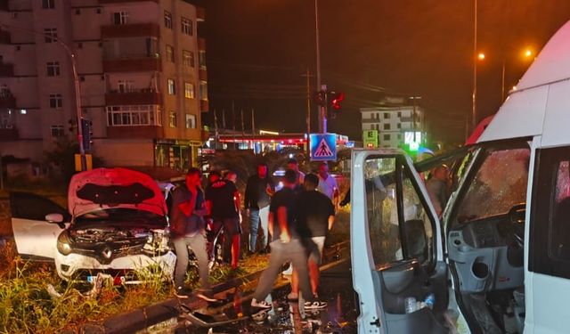 Minibüs İle Otomobil Çarpıştı: 5 Yaralı