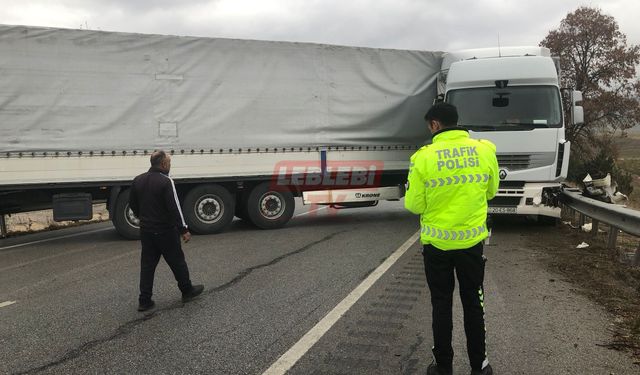 Tırın Makaslaması Sonucu Çorum-Samsun Kara Yolu 1 Saat Ulaşıma Kapandı