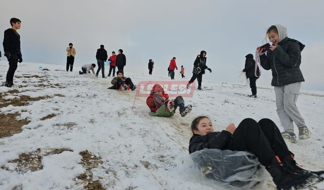 Çocuklar Tepsi Ve Plastik Bidonlarla Kayarak Eğlendi