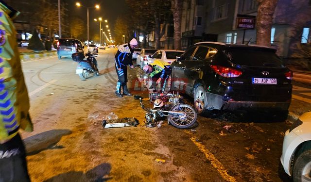 Park Halindeki Araca Çarpan Motosikletin Sürücüsü Yaralandı