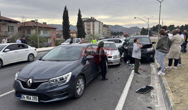 D100 Kara Yolunda Can Pazarı: 4 Araç Birbirine Girdi!
