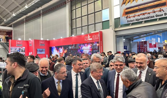 Davutoğlu ve Babacan TÜYAP’da Çorumlu Firmayı Ziyaret Etti
