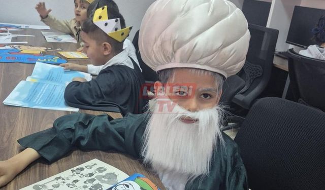 Minikler Hikaye Kahramanlarının Kılığında Kitap Okudu