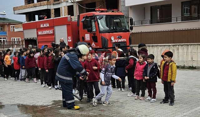 Alaca İtfaiyesi'nden İlkokulda Yangın Tatbikatı
