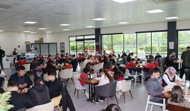 Protokol Ve Öğrenciler Hep Birlikte Kitap Okudu