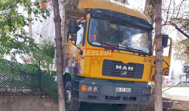 Kamyon, Bölge Trafik İstasyonu’na Daldı