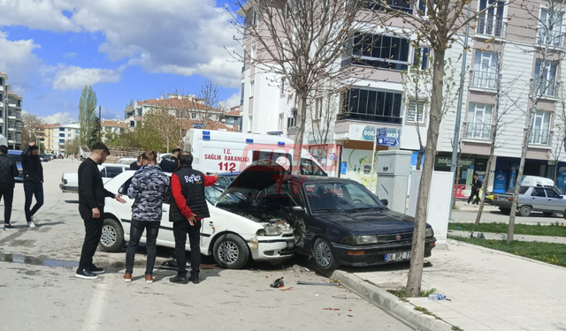 Üç Araç Birbirine Girdi: 4 Yaralı