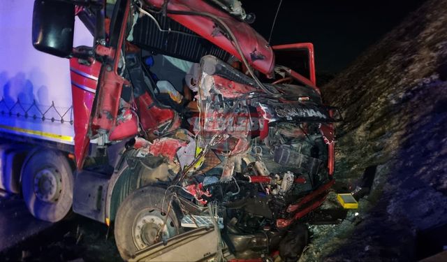 Buzlu Yolda Can Pazarı! Kamyon ve Tır Çarpıştı: 3 Yaralı