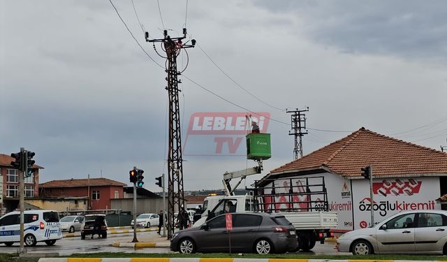 Faciadan Dönüldü! Elektrik Direğindeki Patlamada Kablolar Yola Düştü