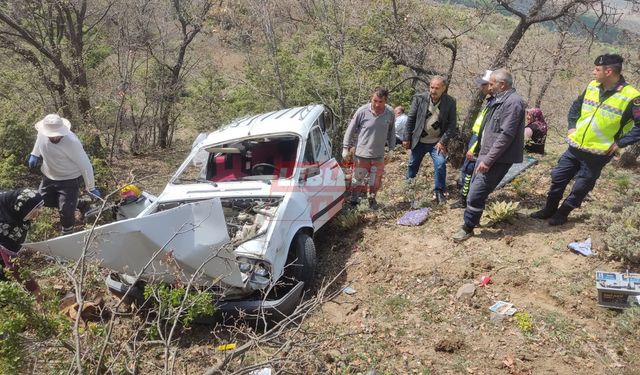Çorum'da Devrilen Otomobildeki 3 Kişi Yaralandı