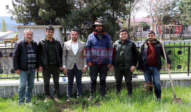 Köpeği "Yoldaş" İle Yürüyerek Gezdiği Şehirlere Fidan Dikiyor