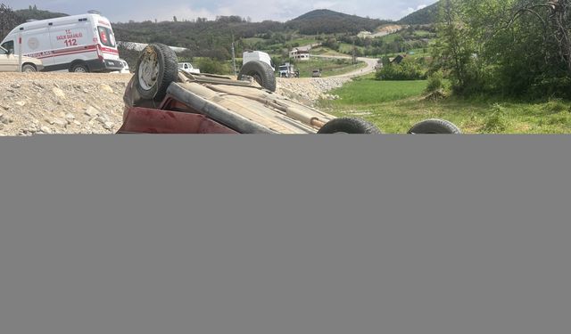 Tarlaya Devrilen Otomobildeki  2 Kişi Yaralandı