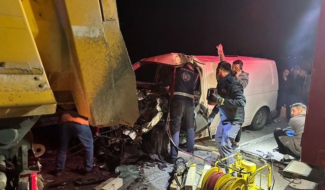 Tıra Arkadan Çarpan Panelvanın Sürücüsü Ağır Yaralandı
