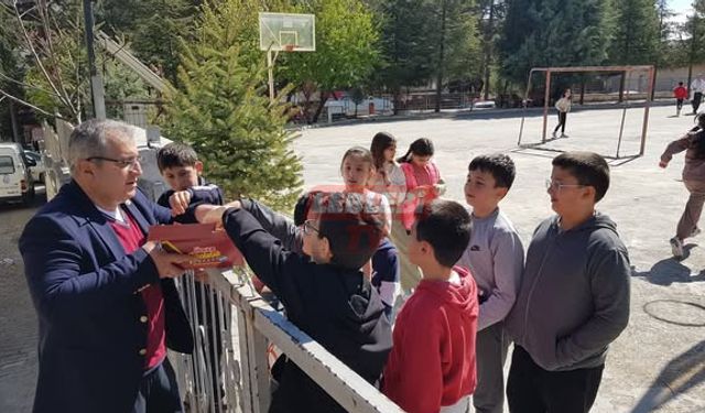 Başkan Ünlü Miniklerin Gönlünü Fethetti