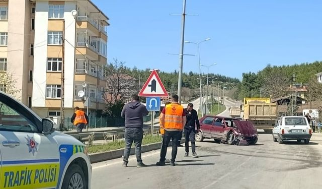 Refüje Çarpan Otomobilin Sürücüsü Yaralandı