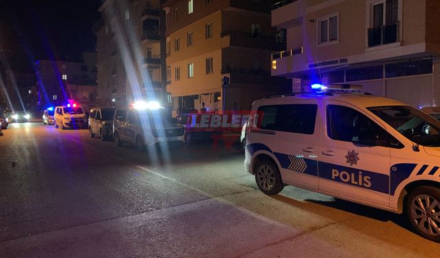 19 Yaşındaki Genç Kız Beş Katlı Binanın Çatısından Atladı