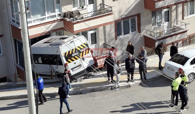 Kontrolden Çıkan Okul Servisi Apartman Dairesine Girdi