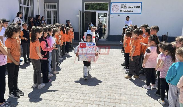 Pet Şişeden Elbiseye; Çocukların Geri Dönüşüm Defilesi Göz Doldurdu