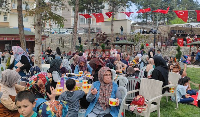 Çorum'da İmece Usulü Pişirilen 12 Kazan Aşure Vatandaşlara Dağıtıldı