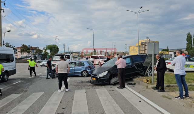 Kavşakta Korkutan Kaza: 3 Yaralı