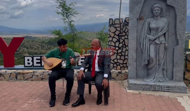 Başkan İsbir, Öğrencilerle Türkü Söyledi