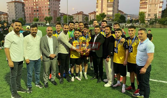 Temur, Futbol Turnuvasında Derece Alanlara Kupalarını Verdi