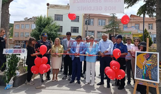 Başkan Aylar, Atatürk Ortaokulu’nun Resim Sergisine Katıldı