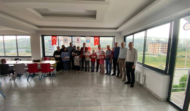 Başkan Ünlü Öğrencilerle Kamp Yapıp Ödül Dağıttı
