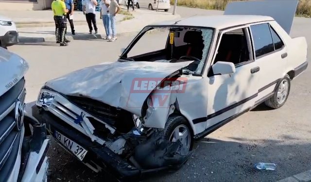 Otomobil Park Halindeki Minibüse Çarptı: 3 Yaralı