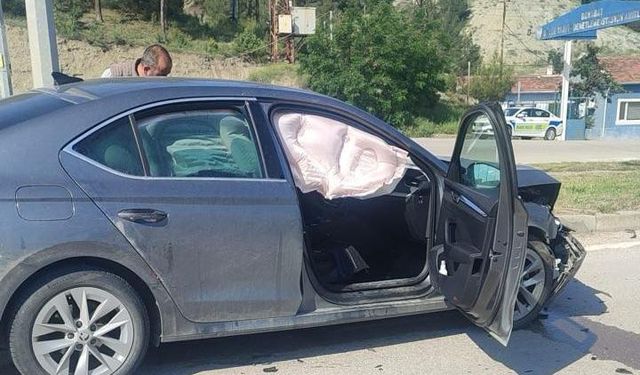 İki Otomobil Çarpıştı: 2 Yaralı