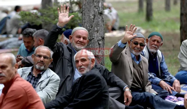 Milyonlarca Emeklinin Gözü Yolda Kaldı: Sıfır Zam Şoku... Hangi Emeklilere İlave Artış Var
