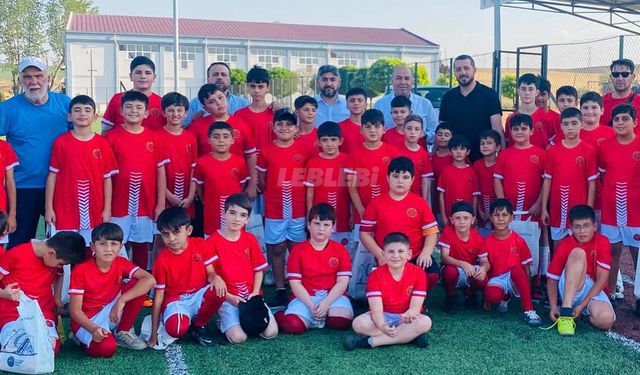 Yaz Futbol Okulumuzda Forma Dağıtımı Gerçekleştirildi