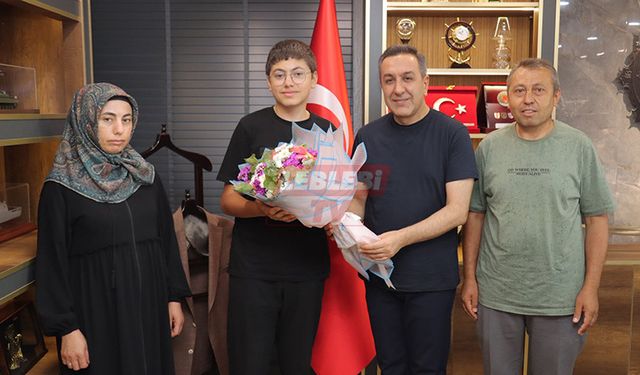 LGS Birincisi Genç, Başkan Dere’yi Ziyaret Etti