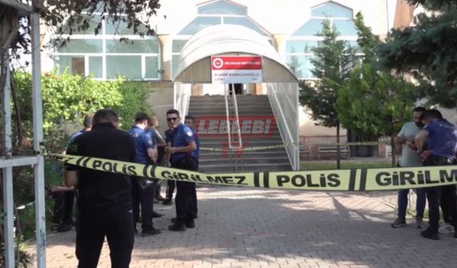 Camide Namaz Kılan Husumetlisinin Boğazını Kesti