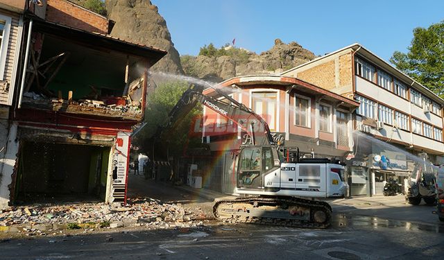 İbriktar Hazretleri Türbesi  Çevresindeki Bina Yıkıldı