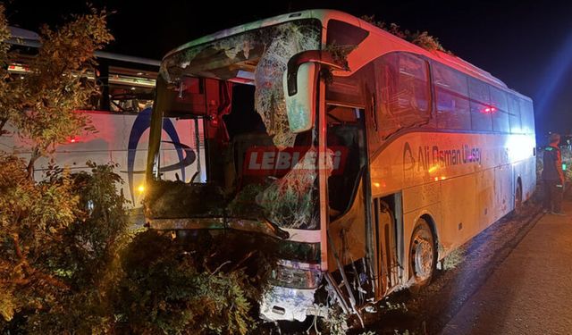 Otobüs Orta Refüjdeki Ağaçlara Çarptı: 1 Ölü, 13 Yaralı