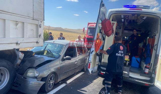 Kamyonlar ve Otomobiller Birbirine Girdi: 10 Yaralı
