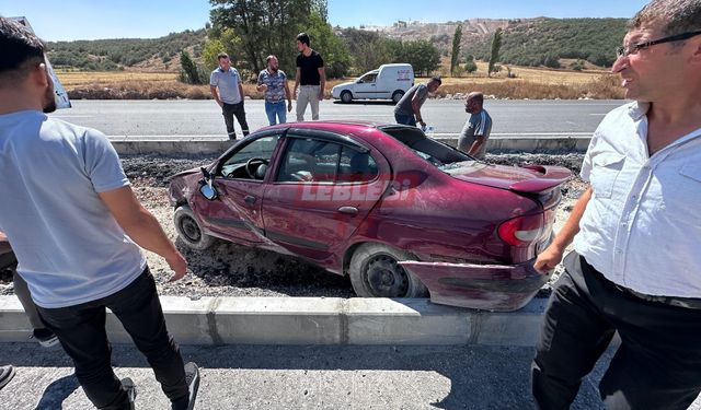 Refüje Çarpan Otomobilin Sürücüsü Yaralandı
