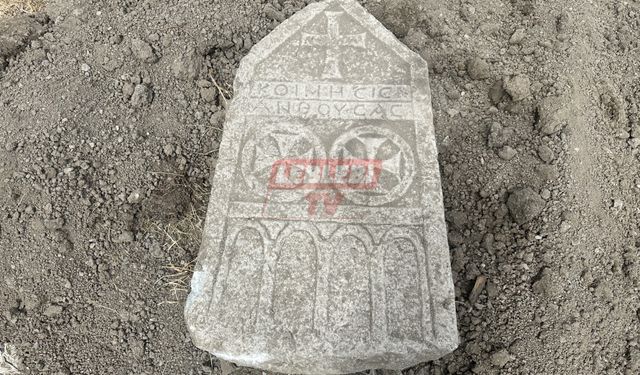 Kanal Kazısından Tarihi Mezar Taşı Çıktı
