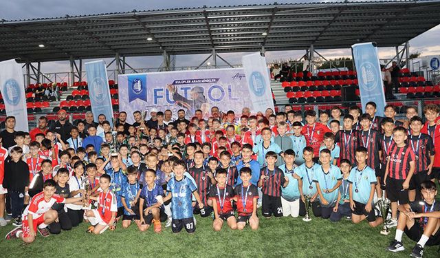 Minik Futbolcuların Ödül Heyecanı
