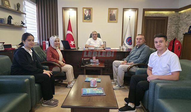 Öğrenciler Başkan Ünlü İle Yaptıkları Röportajı Hediye Etti