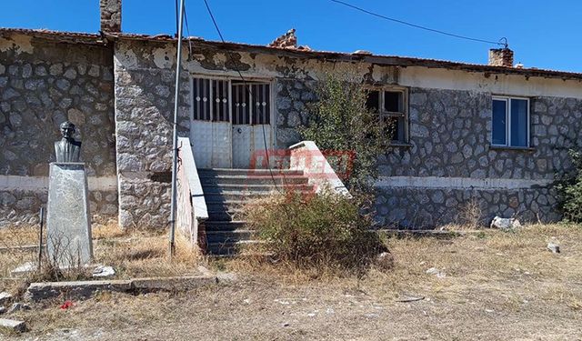 Eski Okul Binası Harap Duracağına Köye Hizmet Etmeli