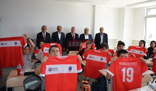 Başkan Çetinkaya Gençlere Forma Dağıttı