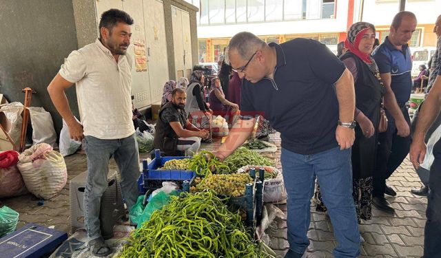 Başkan Ünlü Hem Pazarı Denetledi Hem Sohbet Etti