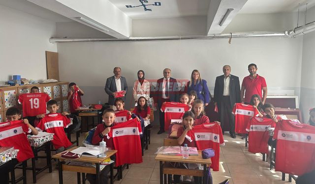 Başkan Çetinkaya Öğrencilere Forma Hediye Etti