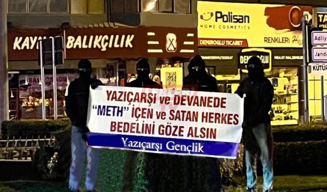 Maskeli Bir Grup Genç, Uyuşturucuya Savaş Açtı